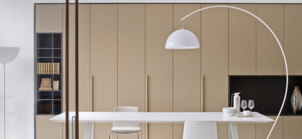 Lampa de podea cu picior arc si abajur din policarbonat L002T/BA